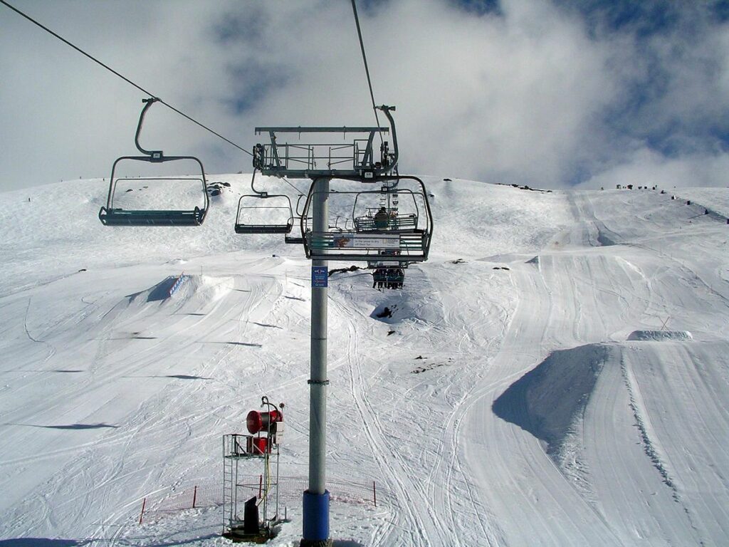 ski lift in falls creek ski resort